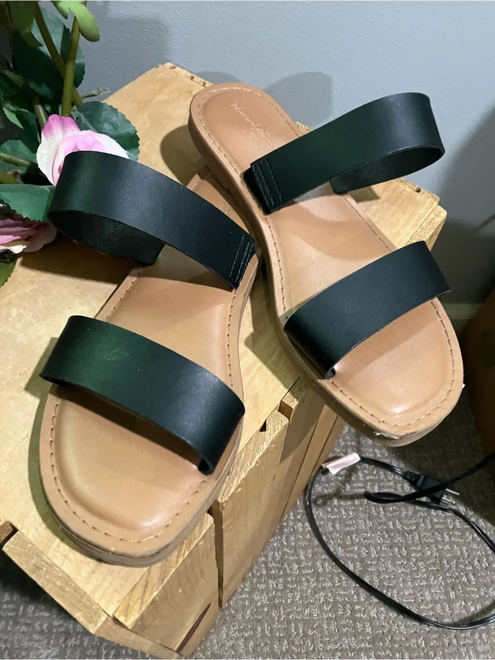 Universal Thread Goods Co woman size 6 Sandals